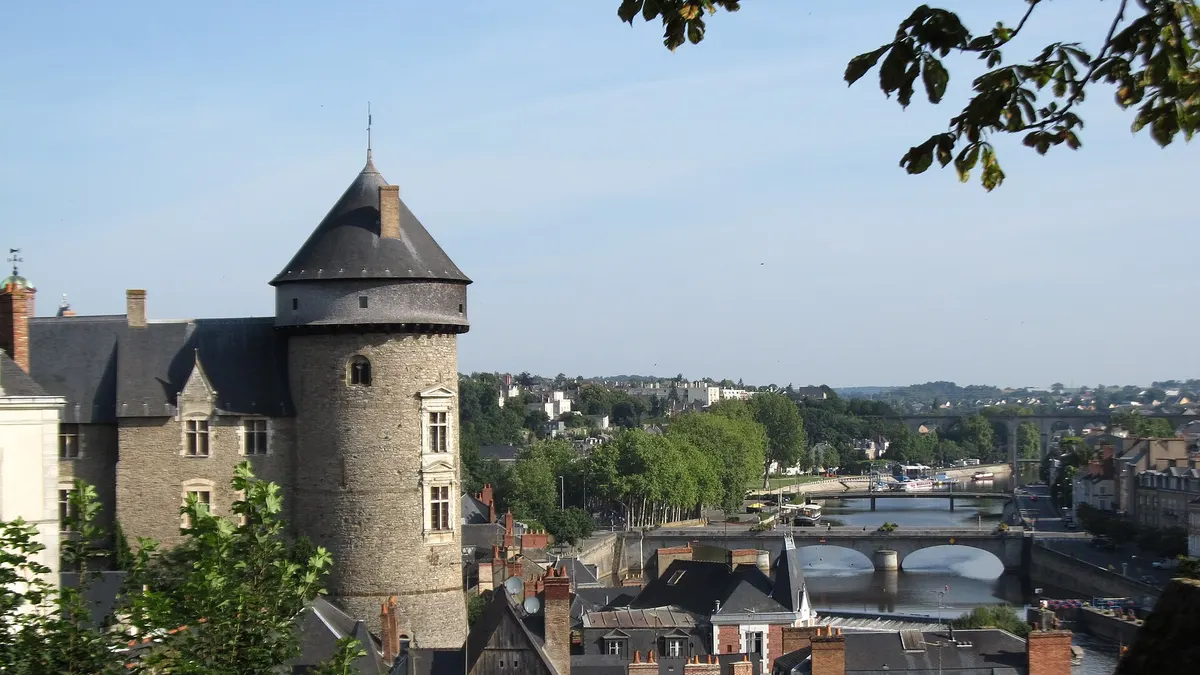 Laval — vue de la commune
